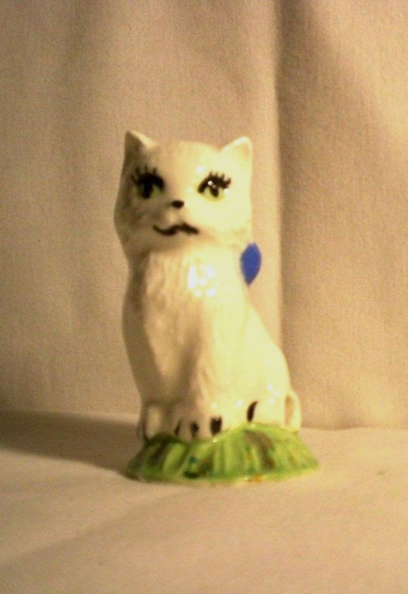 Cat F155 Ceramic Sitting White Cat With Blue Bow Pie Vent